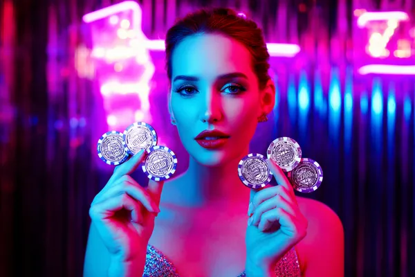 Uma mulher elegante ao lado de máquinas caça-níqueis vibrantes exibindo setes brilhantes, mostrando a variedade de slots no POPBEA.