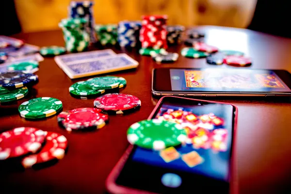 Uma roleta brilhante com fichas em cascata, simbolizando os envolventes jogos ao vivo e instantâneos disponíveis no POPBEA.