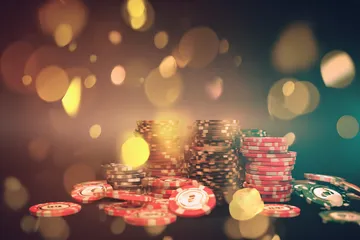 Uma mulher sorrindo perto de máquinas caça-níqueis brilhantes com símbolos de sorte, mostrando as emocionantes opções de slots do POPBEA.